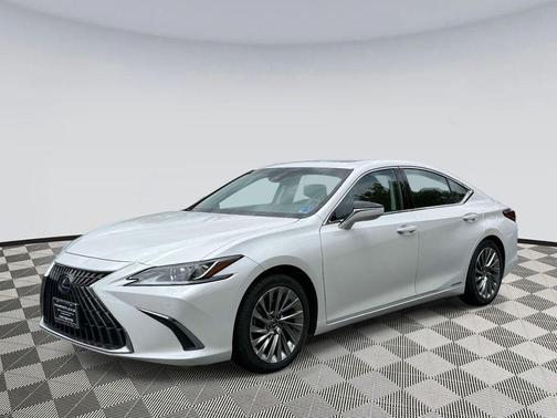 Eminent White Pearl 2022 Lexus ES 300h Luxury