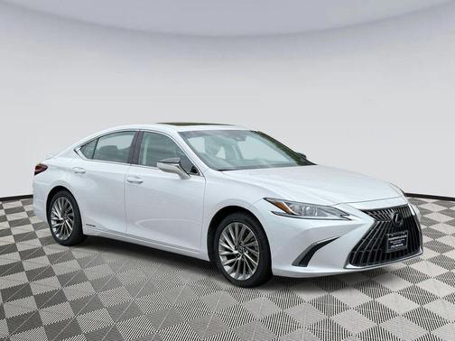 Eminent White Pearl 2022 Lexus ES 300h Luxury