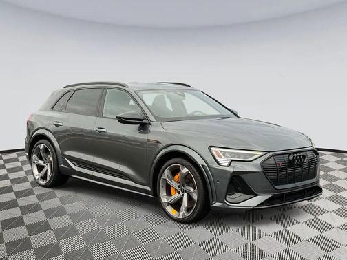 Daytona Gray Pearl Effect 2023 Audi e-tron S Prestige quattro