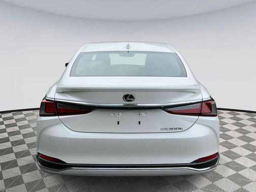 2025 Lexus ES 300h F SPORT Design