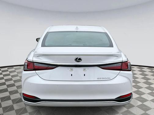 2025 Lexus ES 300h Premium