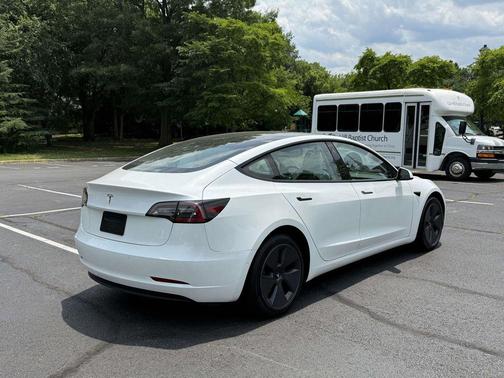Pearl White Multi-Coat 2022 Tesla Model 3 Standard Range