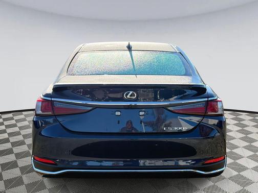 2025 Lexus ES 300h Premium