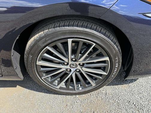 2025 Lexus ES 300h Premium