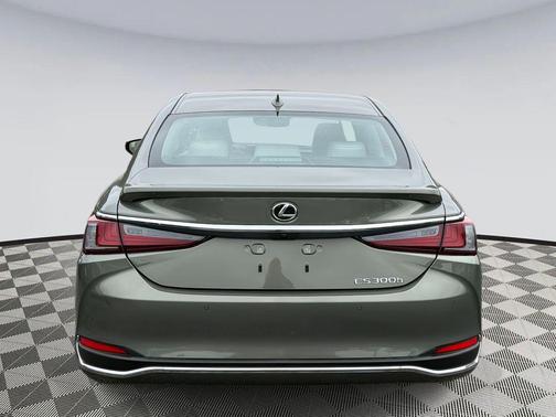 2025 Lexus ES 300h Luxury