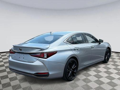 2024 Lexus ES 300h F SPORT Handling