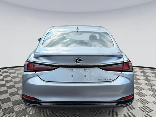 2024 Lexus ES 300h F SPORT Handling