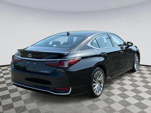 2022 Lexus ES 300h Luxury