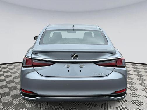 2025 Lexus ES 300h Premium