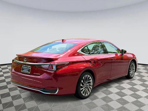 Matador Red Mica 2025 Lexus ES 300h Luxury