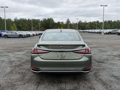 2025 Lexus ES 300h Premium