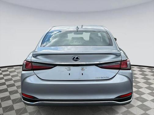 2022 Lexus ES 300h Base