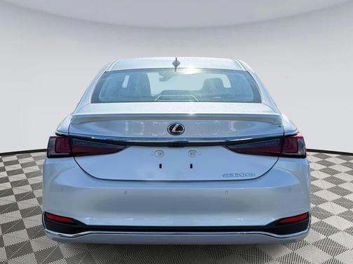 2025 Lexus ES 300h Luxury