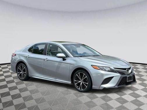 Celestial Silver Metallic 2018 Toyota Camry SE