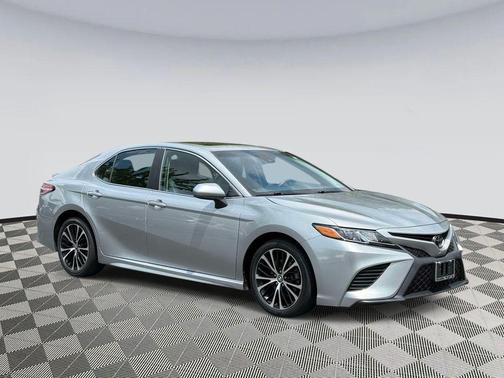 Celestial Silver Metallic 2018 Toyota Camry SE
