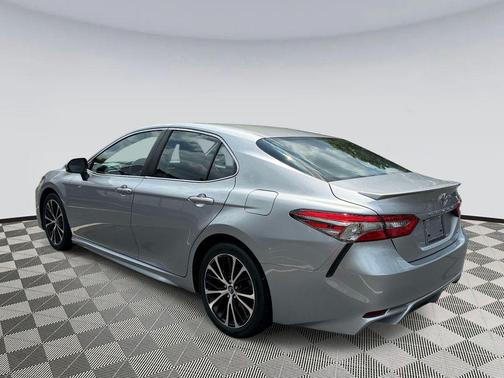 Celestial Silver Metallic 2018 Toyota Camry SE