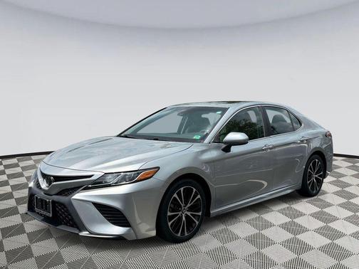 Celestial Silver Metallic 2018 Toyota Camry SE