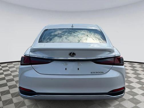 2025 Lexus ES 300h Luxury