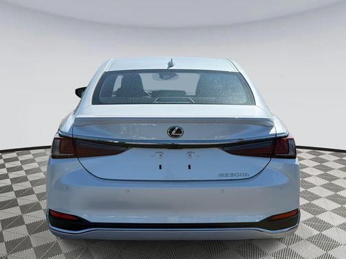 2025 Lexus ES 300h Luxury
