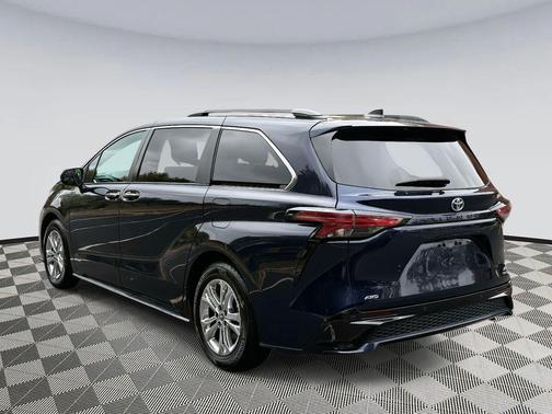2021 Toyota Sienna XSE 7 Passenger