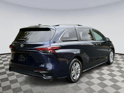 2021 Toyota Sienna XSE 7 Passenger