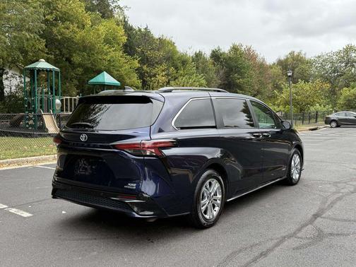 2021 Toyota Sienna XSE 7 Passenger