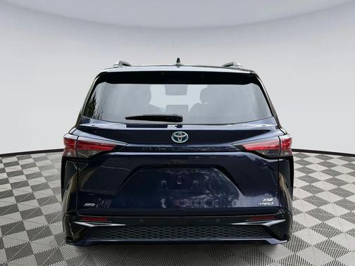 2021 Toyota Sienna XSE 7 Passenger
