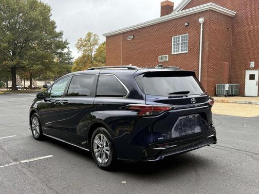 2021 Toyota Sienna XSE 7 Passenger