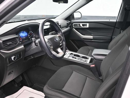 Oxford White 2023 Ford Explorer XLT