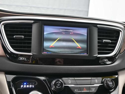 Diamond Black Crystal Pearlcoat 2024 Chrysler Voyager LX