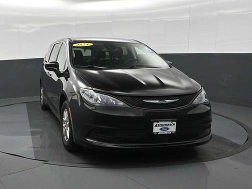 Diamond Black Crystal Pearlcoat 2024 Chrysler Voyager LX