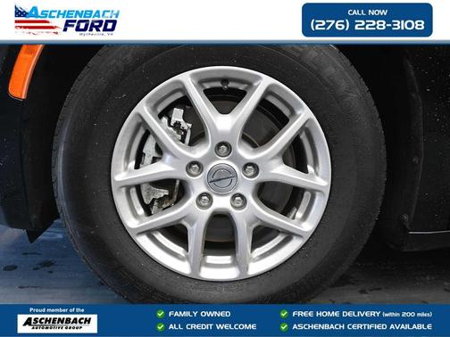 Diamond Black Crystal Pearlcoat 2024 Chrysler Voyager LX