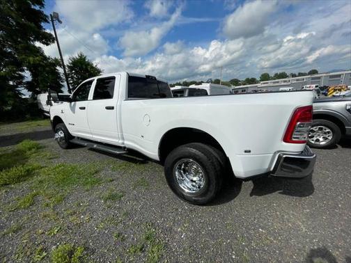 2022 RAM 3500 Tradesman Crew Cab 4x4 8' Box