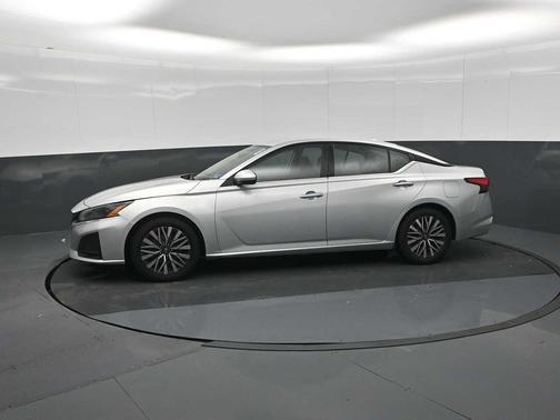 Brilliant Silver Metallic 2023 Nissan Altima 2.5 SV