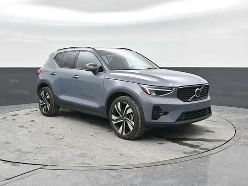 Thunder Grey Metallic 2023 Volvo XC40 B5 Plus Dark Theme