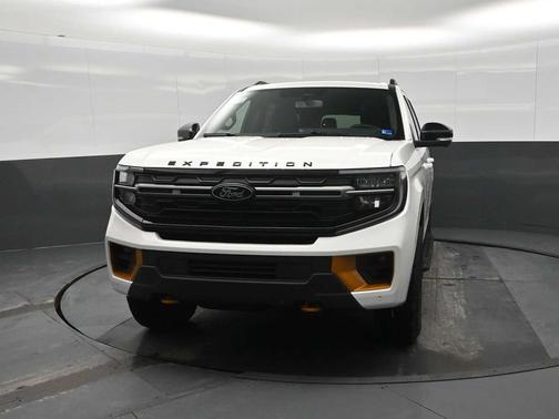 Star White Metallic Tri-Coat 2026 Ford Expedition Tremor