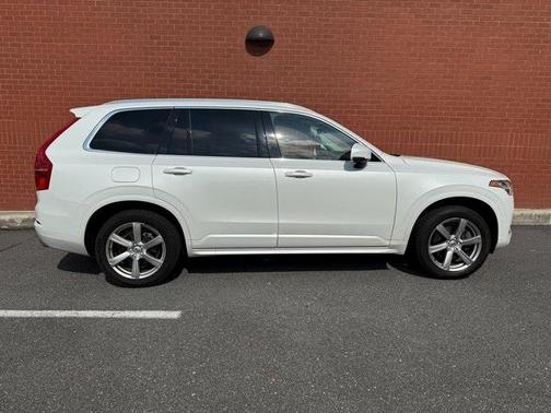 2021 Volvo XC90 T6 Momentum 7 Passenger