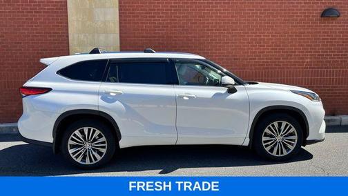 White 2021 Toyota Highlander Platinum