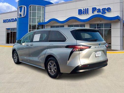2021 Toyota Sienna LE