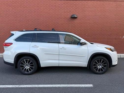 2017 Toyota Highlander SE