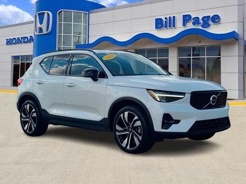 2024 Volvo XC40 B5 Plus Dark Theme