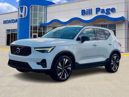 2024 Volvo XC40 B5 Plus Dark Theme