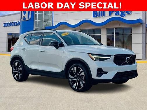 2024 Volvo XC40 B5 Plus Dark Theme