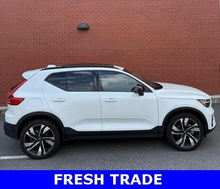 2024 Volvo XC40 B5 Plus Dark Theme