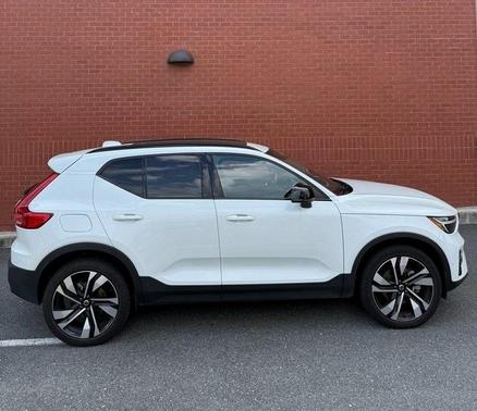 2024 Volvo XC40 B5 Plus Dark Theme