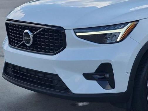 2024 Volvo XC40 B5 Plus Dark Theme