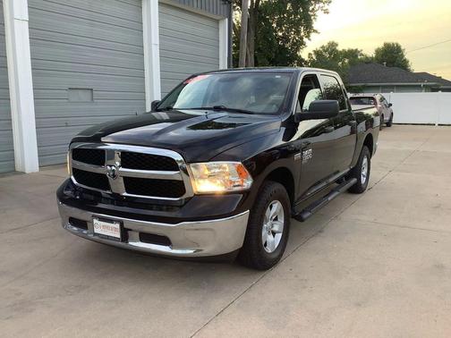 Diamond Black Crystal Pearlcoat 2020 RAM 1500 Tradesman