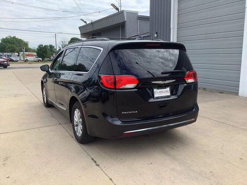 Brilliant Black Crystal Pearlcoat 2017 Chrysler Pacifica Touring-L
