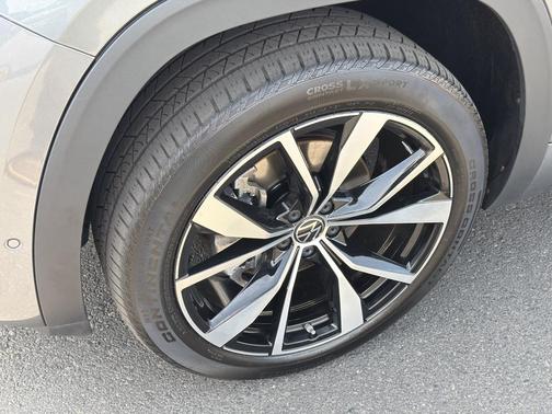 Platinum Gray Metallic 2024 Volkswagen Atlas 2.0T SEL Premium R-Line