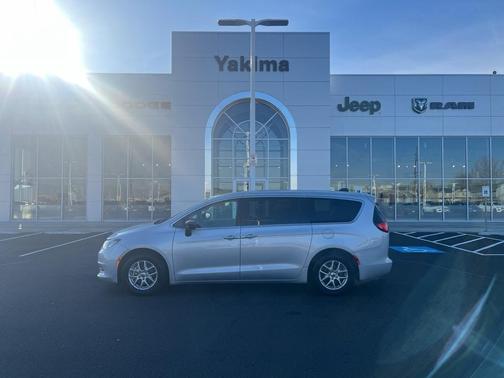 2024 Chrysler Voyager LX